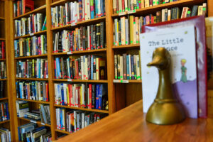 Community Library At The Abbey Of Olympus Retirement Living In Eugene Oregon